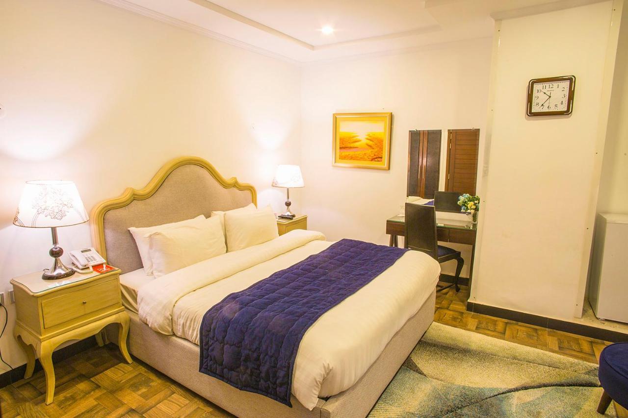 Hotel Oban Lahore Exteriör bild